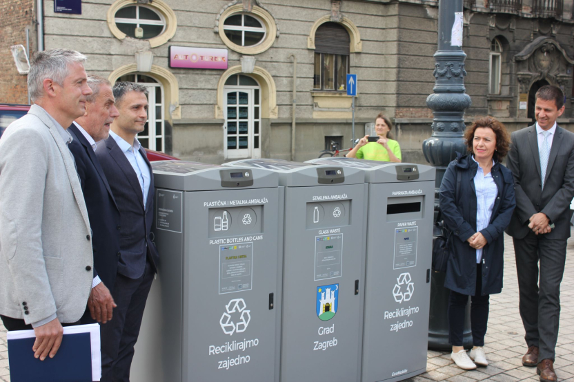 The major of City of Zagreb presented the installation of EcoMobile Smart Containers